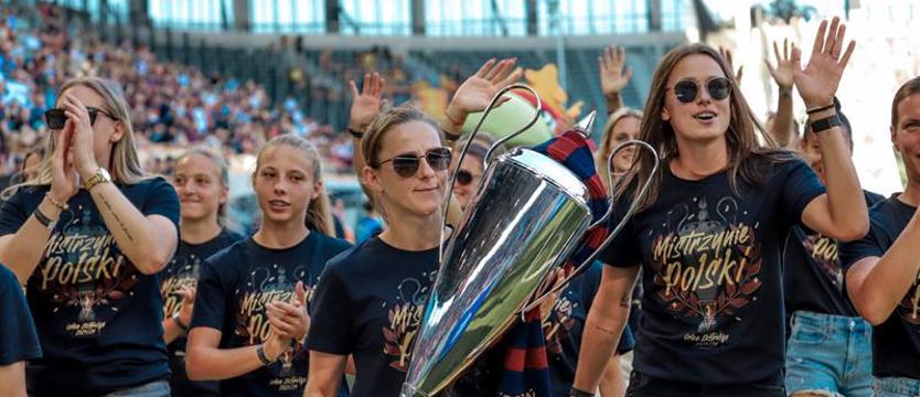 Piłka nożna. Runda honorowa i przegrany sparing