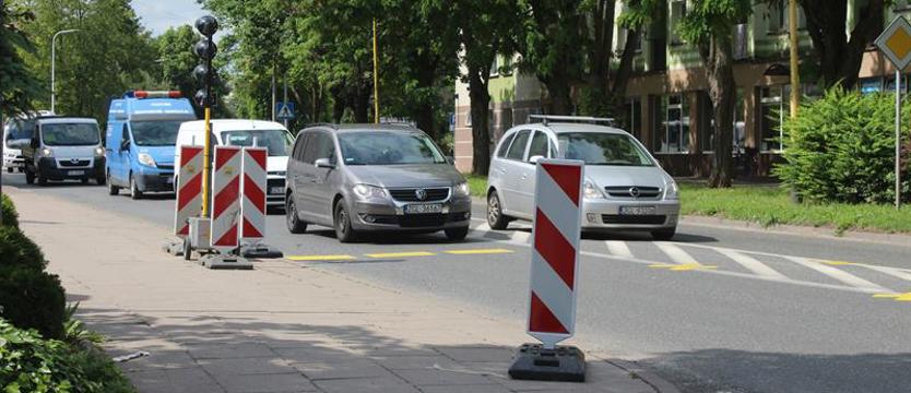 Zatory, objazdy i drzewa pod ochroną. Chaos w centrum Nowogardu