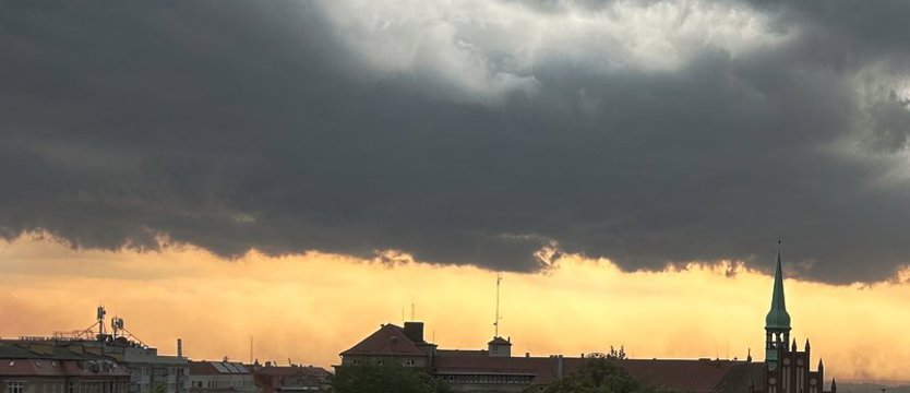 IMGW ostrzega przed burzami i silnym wiatrem na północy kraju