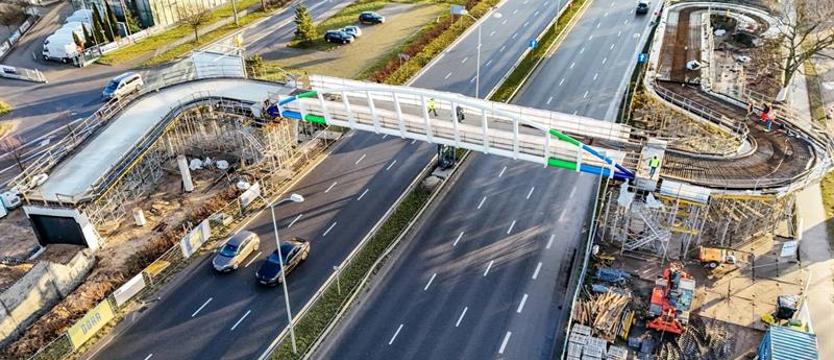 Konstrukcja góruje już nad ulicą Struga