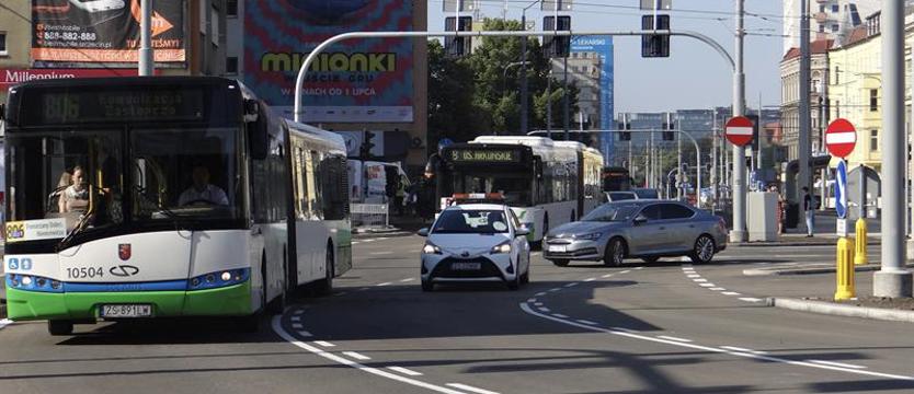 Przez nowy pl. Rodła jazda po staremu. Centrum Szczecina wciąż placem budowy, choć blokad i zwężeń mniej