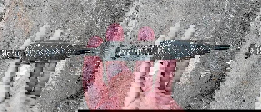 Wstępne badania sztyletu znalezionego na plaży. Czy potwierdziły jego historyczność?