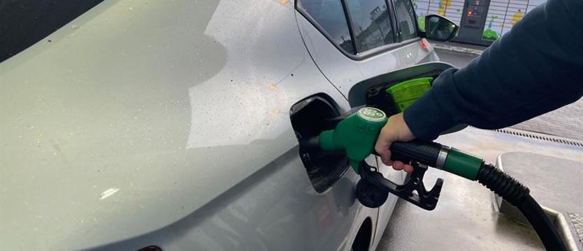 Sejm uchwalił ustawy wprowadzające urzędowe ceny maksymalne i możliwość obniżki akcyzy na paliwa