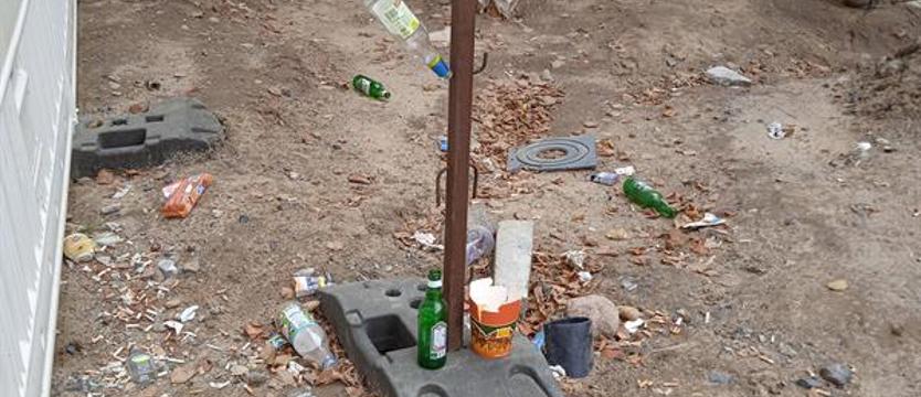 Śmietnik na placu przebudowy