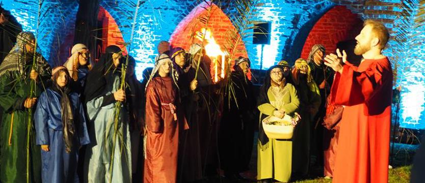 Misterium Męki Pańskiej w ruinach klasztoru augustiańskiego