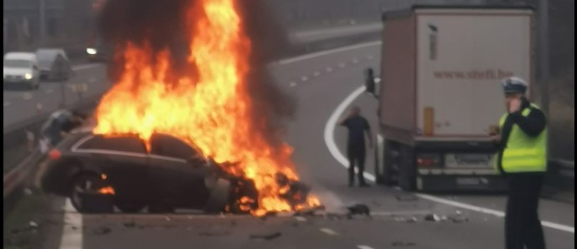 Pożar samochodu na A6. Zablokowana droga w pobliżu Szczecina