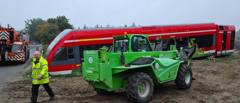 Wrak niemieckiego pociągu został już załadowany na specjalne platformy