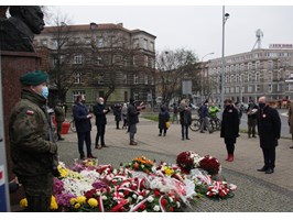 Prezydent Krzystek złożył kwiaty pod popiersiem Piłsudskiego