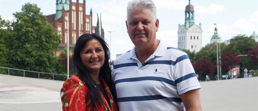 Kobieta sukcesu, która pomaga potrzebującym i krzywdzonym