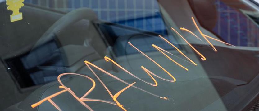 Napis na szybie za parkowanie na trawniku