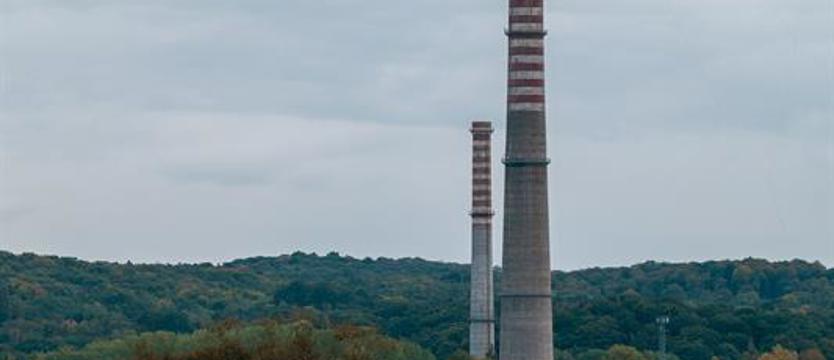 Fabryka włókien chemicznych z Żydowcach. Został tylko komin