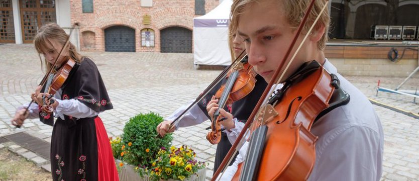 Wkrótce święto folkloru w Pyrzycach. Będą koncerty, pokaz mody i nocny korowód z pochodniami 