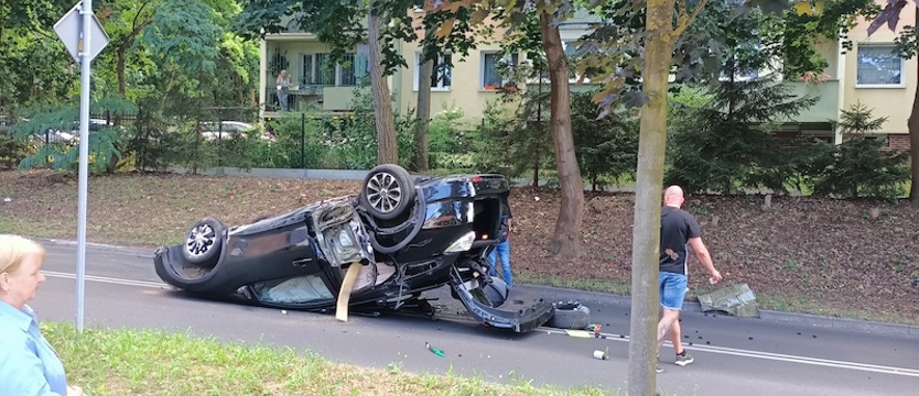 Auto dachowało na ul. Mącznej. Kierowca był pijany