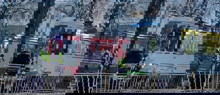 Zderzenie tramwaju z osobówką - jedna osoba poszkodowana