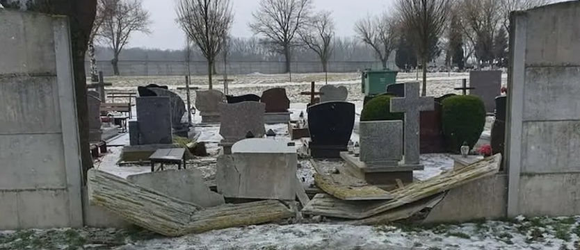 W Kluczewie zawalił się fragment ogrodzenia cmentarza
