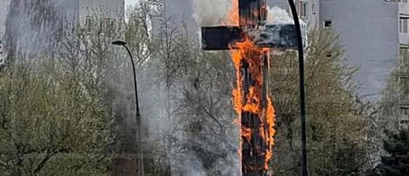 „Piękny widok” pod zdjęciem płonącego krzyża. Fala krytyki radnej ze Stargardu