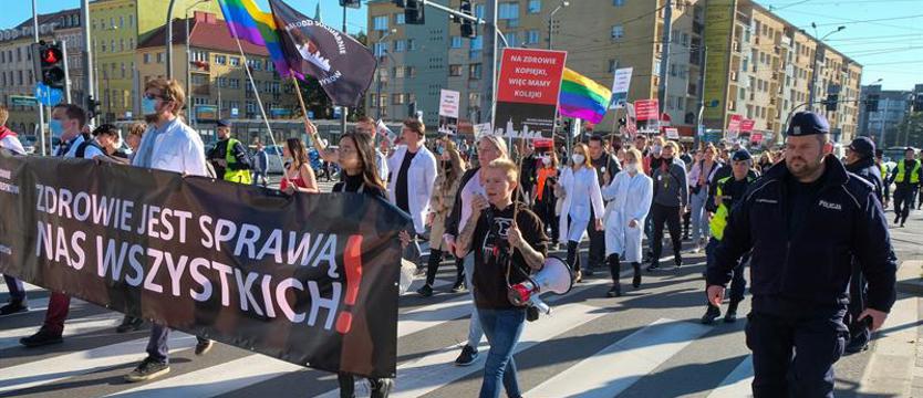 Postulaty medyków na ulicach Szczecina. Ich Biały Marsz