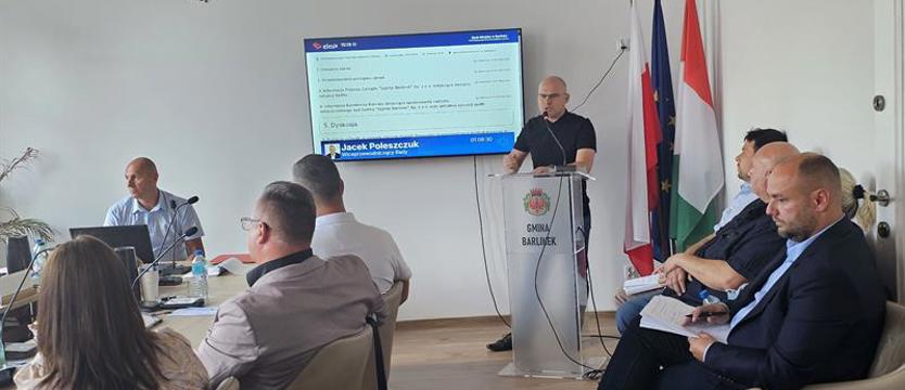 Pracownicy się nawzajem nagrywają, a w nocy zamiast pracować, śpią?