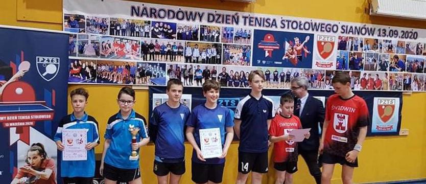 Tenis stołowy. Grali weterani i młodzież