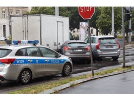 Zderzenie trzech aut na pl. Hołdu Pruskiego. Zablokowany przejazd