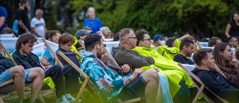 100 leżaków, popcorn i film pod gwiazdami. Jeszcze dwa czwartkowe seanse tego lata