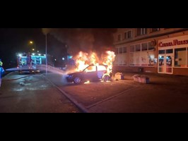 Samochód płonął na ulicy Wałeckiej w Czaplinku