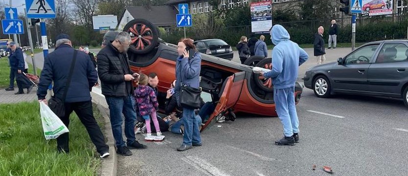 Zderzenie samochodów i dachowanie na ul. Obotryckiej w Szczecinie