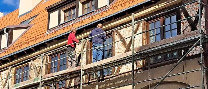 Prace w stajni idą galopem. Dach, okna i fundamenty