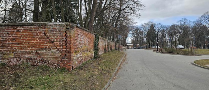 Dodatkowe wejście na cmentarz w Barlinku. Kto z kim o tym rozmawiał?