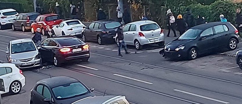 Zderzenie samochodów na Potulickiej. Zablokowane torowisko