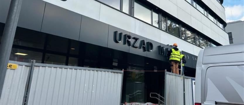 Budowa nowej siedziby Urzędu Marszałkowskiego na finiszu. Zawiesili szyld od strony ul. Mazowieckiej