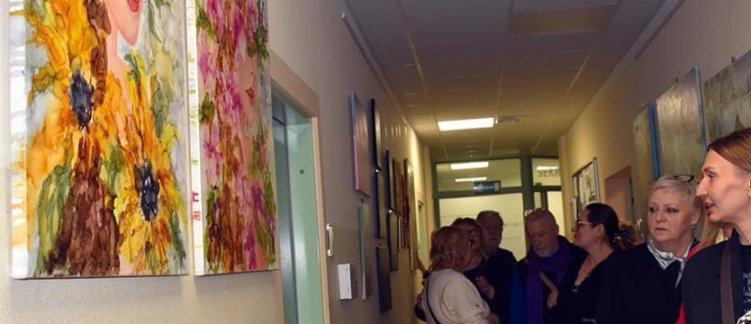 Budowlankę zamieniła na malowanie. „Kobiety i kwiaty” Danuty Szudzichowskiej