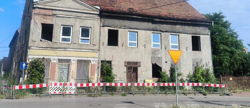 Budynek z bogatą historią popadł w ruinę. Nadzieja w licytacji komorniczej