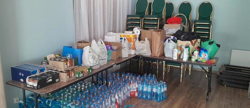 Police też spieszą z pomocą dla powodzian