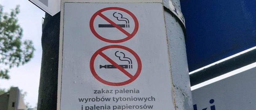 Palą na przystankach mimo zakazu. Przepisy obowiązują, problem pozostał