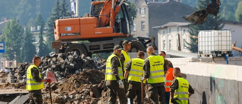 Podczas porządkowania terenów popowodziowych żołnierze WOT znaleźli worek z pieniędzmi