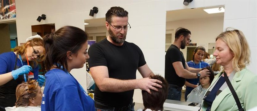 Niecodzienna lekcja sztuki fryzjerskiej. Uczennice zmieniły image uchodźczyń