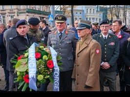 Kwiaty pod pomnikiem Marszałka Józefa Piłsudskiego