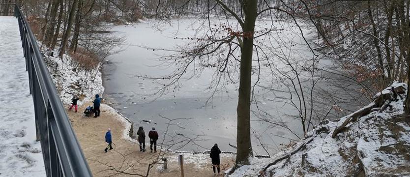 Niebezpieczny lód. Policjanci apelują o rozsądek
