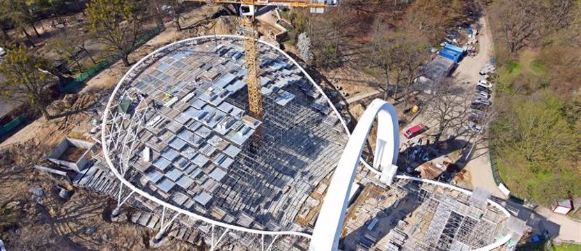 Amfiteatralne "siodło" w budowie