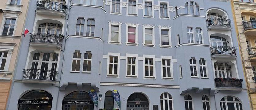 Odnowiona kamienica przy ul. Mazurskiej 21. Szczegół psuje efekt