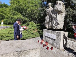W Narodowy Dzień Pamięci Ofiar Niemieckich Nazistowskich Obozów Koncentracyjnych i Obozów Zagłady. W Policach kwiaty i znicze