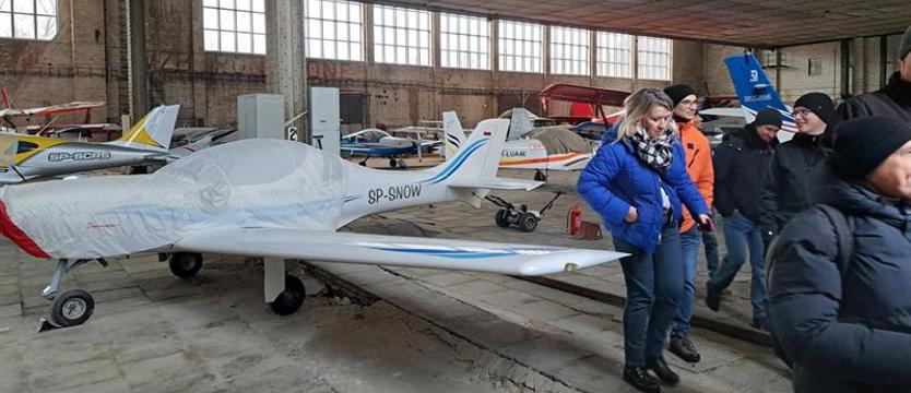 Aeroklub pod ostrzałem komisji. Radni obradowali w hangarze