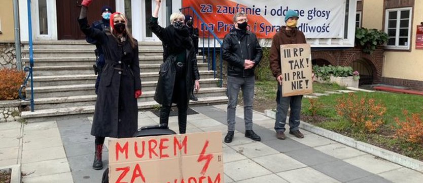Demonstracja przed  siedzibą PiS - „Murem za Bodnarem”