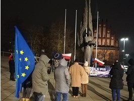 Zgromadzeni przy Aniele Wolności: Zostaję w Unii Europejskiej