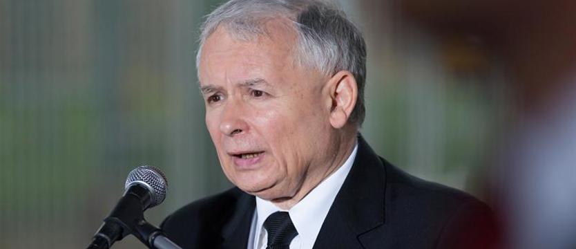 Wiec PiS na placu Zamkowym w Warszawie. Deklaracja Tuska ws. paktu migracyjnego
