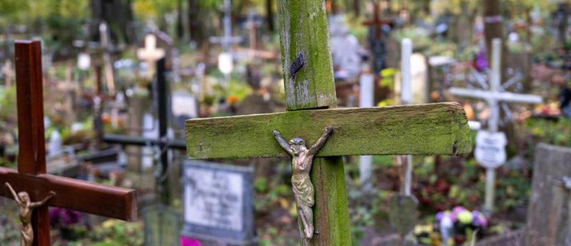 Cmentarz otwarty krócej