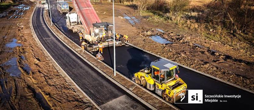 Nowa droga na zaczyna nabierać kształtów. Ekipy na Skolwinie układają asfalt
