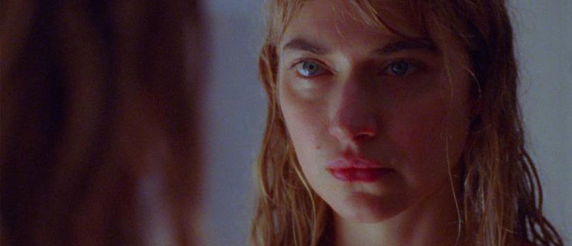 W centrum kobiece ciało. Adaptacja przejmująca do szpiku kości