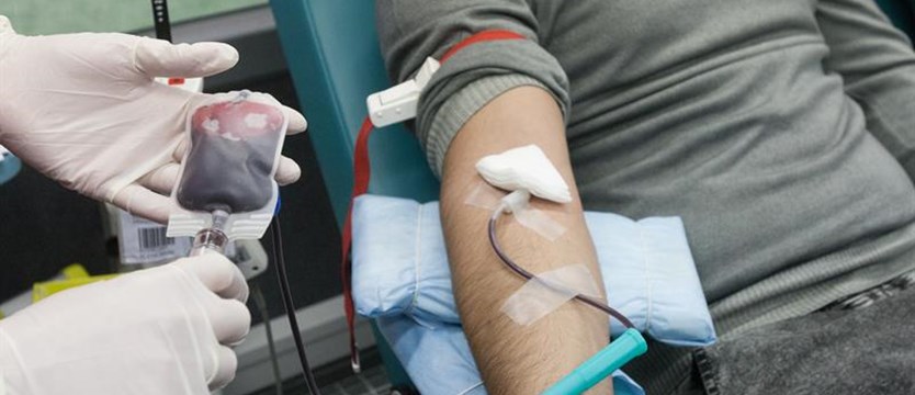 Studenci zachęcają do oddawania krwi. „KROPELKA pod choinkę”